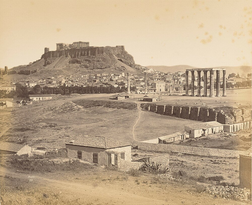 Akropolis och Olympiska Zeus-templets ruiner i Aten Antika ruiner av Akropolis och Olympiska Zeus-templet i Aten med historiska byggnader och landskap