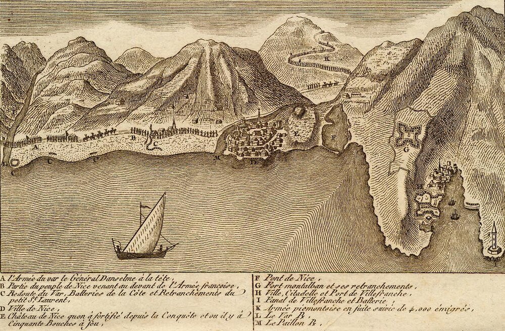 Antik kartillustration av Nices kustlinje med berg, befästningar och ett segelfartyg i havet, märkt på franska