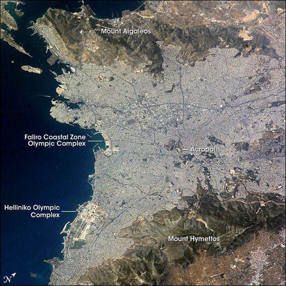 Flygfoto över Aten med olympiska komplex och berg Flygfoto över Aten stad som visar berget Aigaleos, berget Hymettos, Akropolis, Faliro Coastal Zone Olympic Complex och Helliniko Olympic Complex