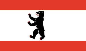 Berlins flagga med Svart Björn Emblem Berlins flagga med en svart björn på vit bakgrund med röda horisontella ränder, som symboliserar den tyska huvudstaden.