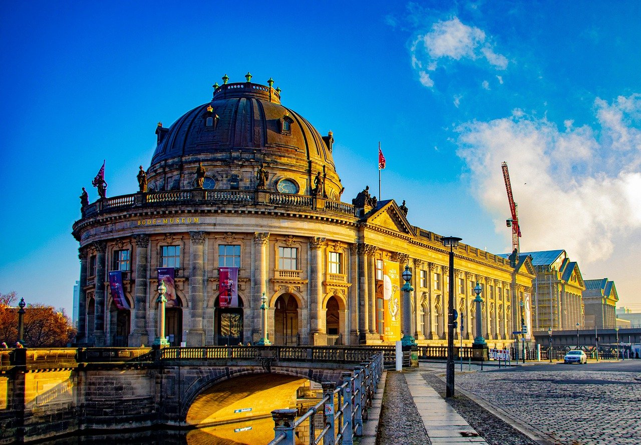 Bode Museum i Berlin med klassisk arkitektur och kupol under klarblå himmel under gyllene timmen
