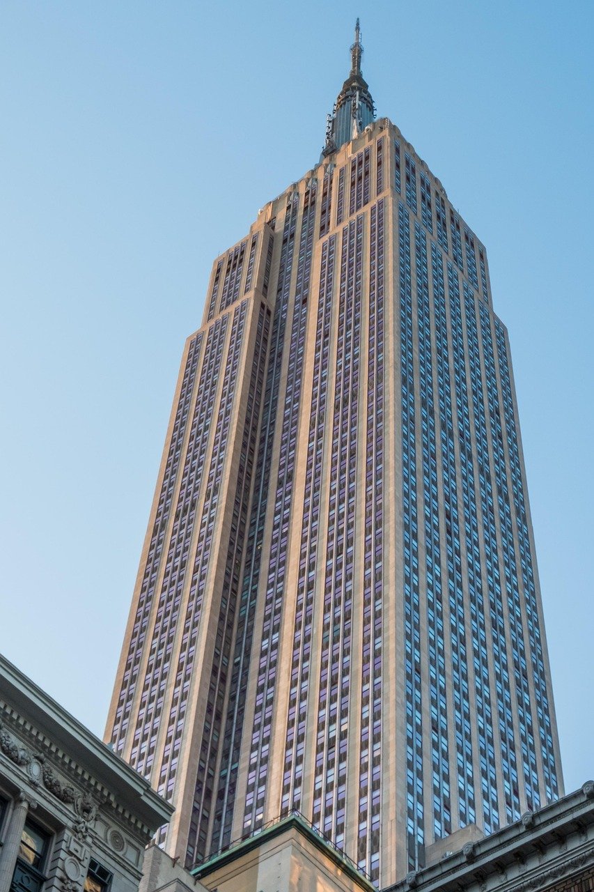 Empire State Building som reser sig mot en klarblå himmel i New York City, ikonisk skyskrapa och arkitektoniskt landmärke.