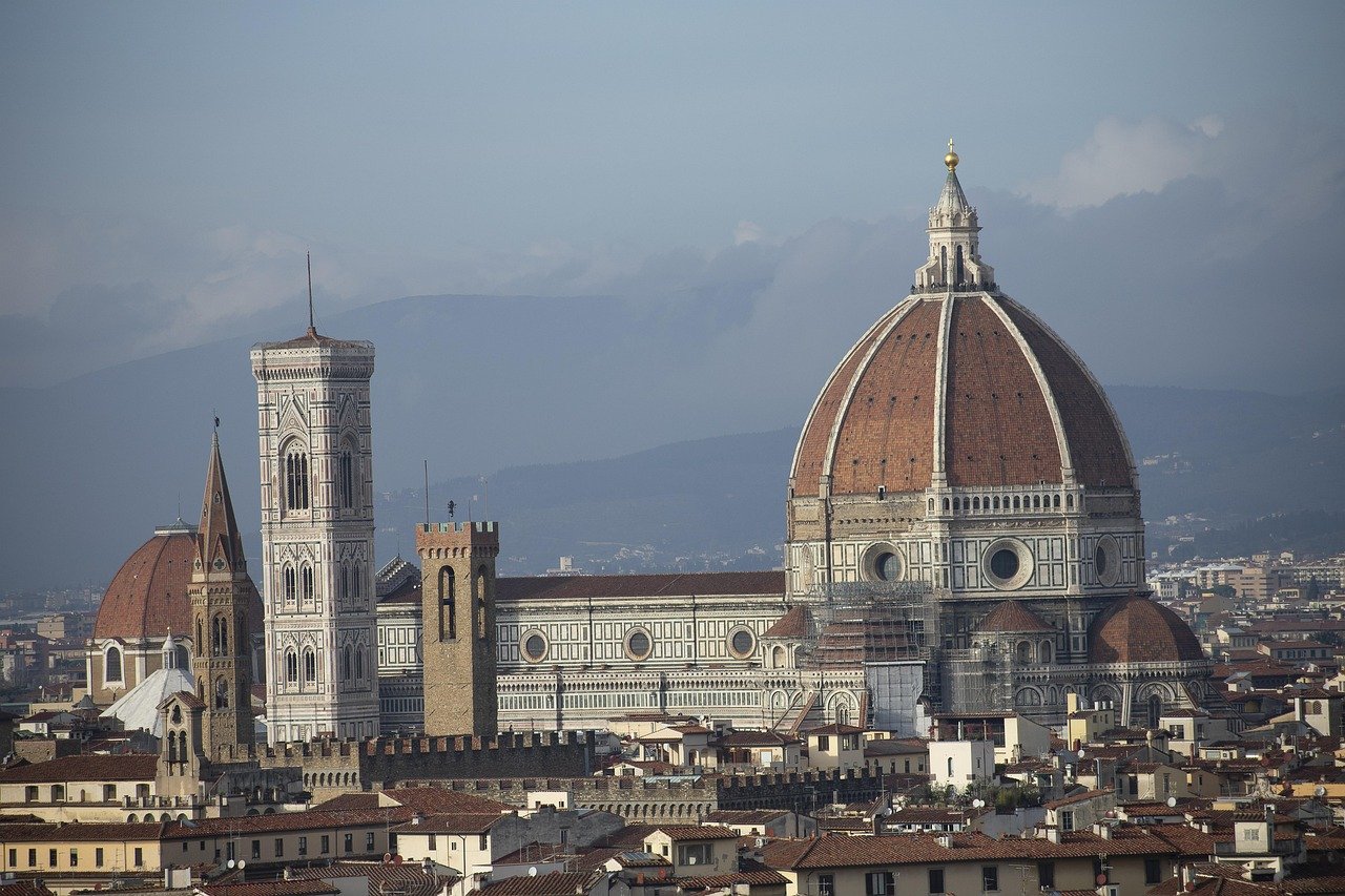 Florens katedral med ikonisk röd kupol och historisk stadsbild i Florens, Italien, som visar renässansarkitektur