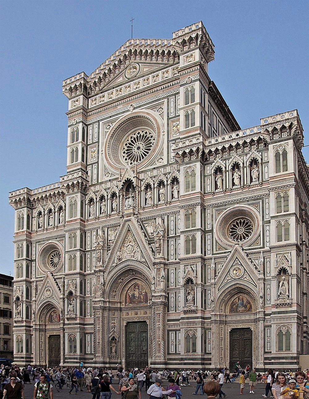 Fasaden av Florens katedral med intrikat gotisk arkitektur och folkmassor av turister i Florens, Italien