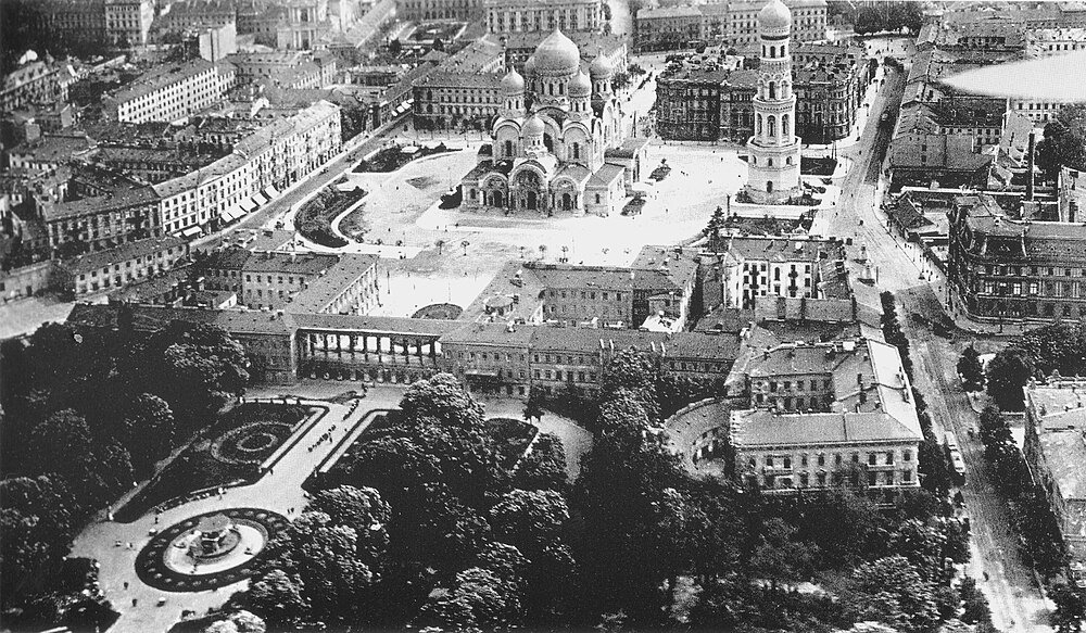 Historiskt torg med katedral och klocktorn Flygfoto i svartvitt av ett historiskt torg med en stor katedral och klocktorn omgivet av byggnader och träd