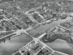 Historisk europeisk stad flygfoto med flod och broar Flygfoto i svartvitt av en historisk europeisk stad med en flod, broar och tät stadsbebyggelse.