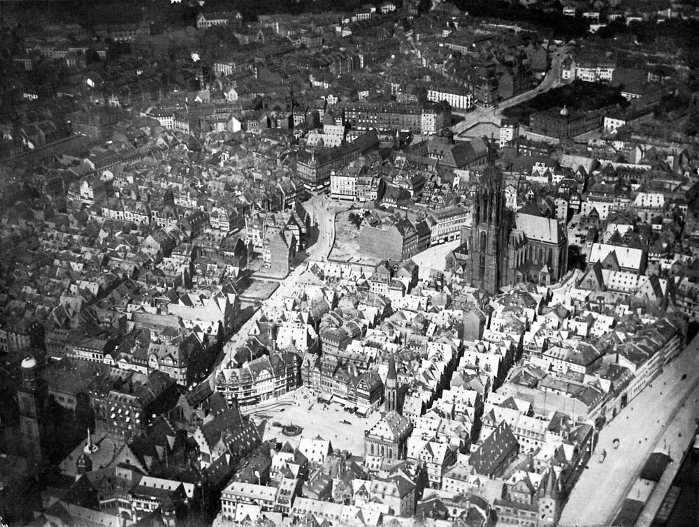 Historisk europeisk stadsvy från luften med katedral Flygfoto i svartvitt av ett historiskt europeiskt stadskärna med täta gamla byggnader och en stor katedral