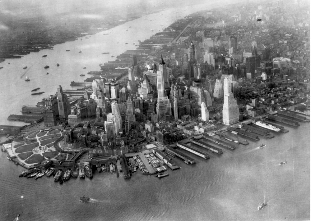 Historisk Lower Manhattan Skyline Flygfoto Flygfoto av historiska Lower Manhattan skyline med tidigt 1900-tals skyskrapor och vattensidekajer