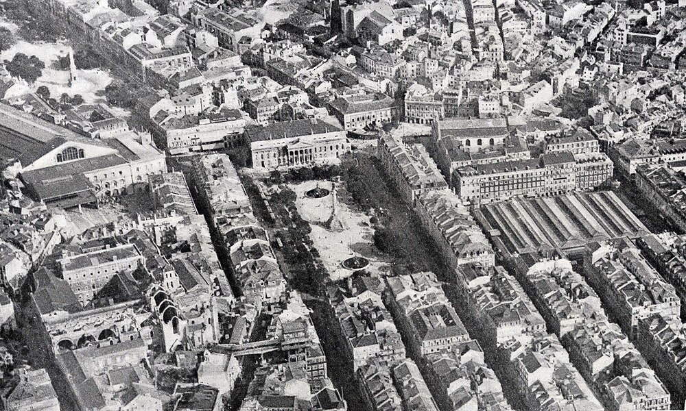 Historisk europeisk stad flygfoto med centralt parkområde Flygfoto i svartvitt av ett historiskt europeiskt stadskärna med täta byggnader och ett centralt parkområde.