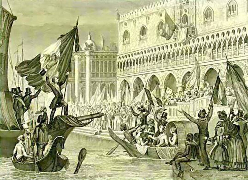 Venetiansk båtkortege från 1800-talet med flaggor och folkmassor Historisk illustration av en venetiansk båtkortege från 1800-talet med människor som viftar med flaggor och folkmassor samlade vid kanalen