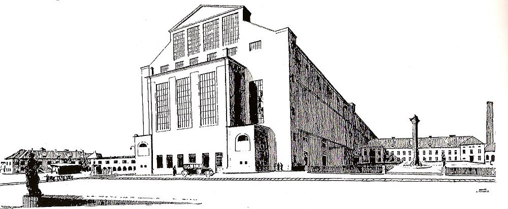 Svartvitt arkitektonisk ritning av en stor industribyggnad med höga fönster och omgivande strukturer