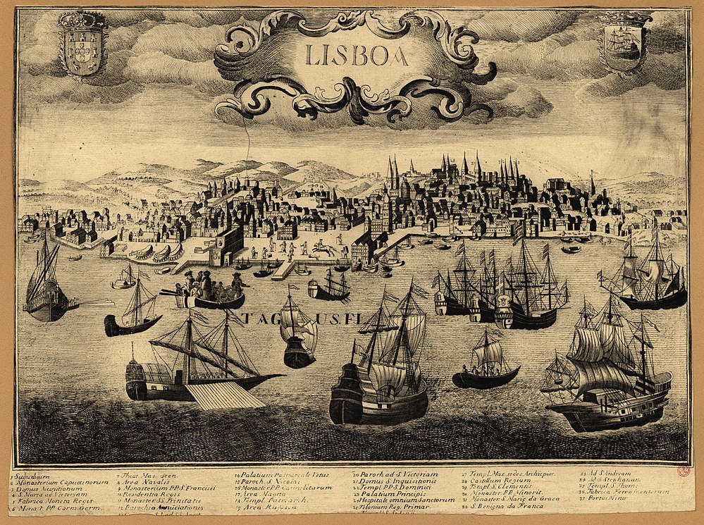 Historisk gravyr av Lissabons stad och Tagusfloden med fartyg Vintage detaljerad gravyr av Lissabons stadsbild med historiska fartyg i Tagusfloden och gamla byggnader i bakgrunden