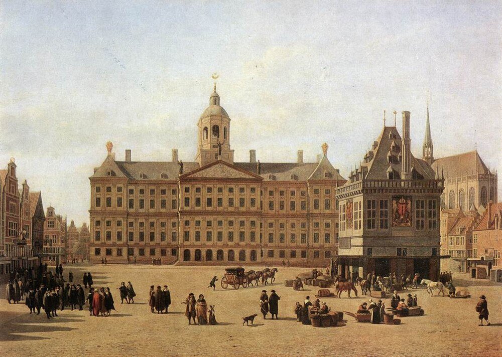 Historiskt europeiskt torg med klassisk arkitektur Historiskt europeiskt torg med stora klassiska byggnader, människor i tidstypiska kläder, hästkärror och marknadsaktivitet