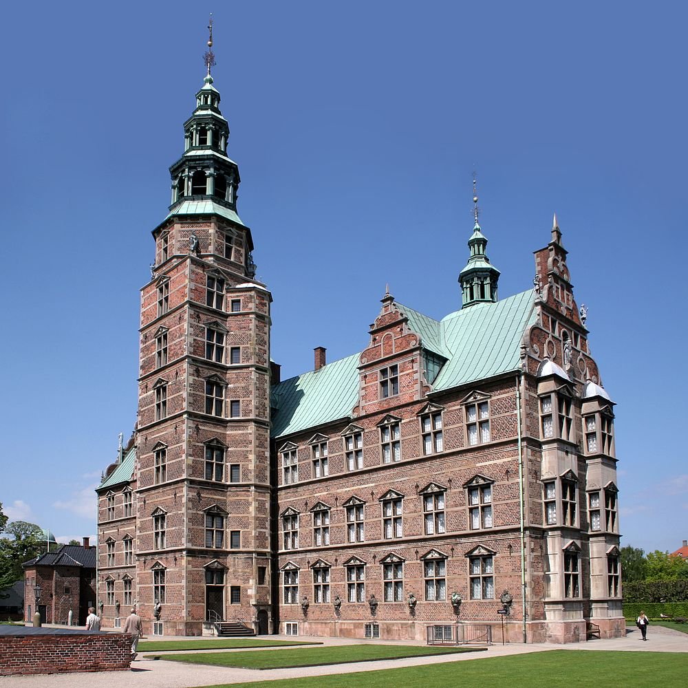 Rosenborgs slott Köpenhamn Danmark Renässansarkitektur Rosenborgs slott i Köpenhamn Danmark med renässansarkitektur och grönt koppartak under klarblå himmel