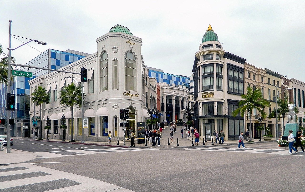 Lyxigt shoppingdistrikt på Rodeo Drive med exklusiva butiker, fotgängare och ikonisk arkitektur i Beverly Hills
