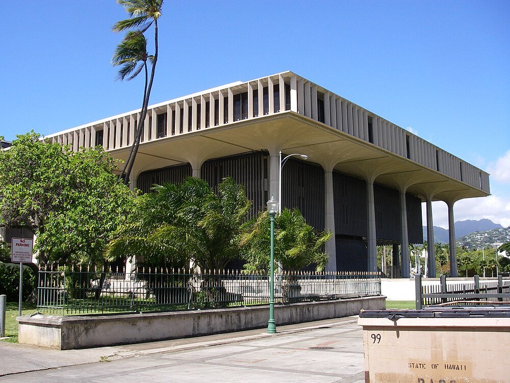 Hawaii State Capitol Byggnad i Honolulu Hawaii State Capitol byggnad med modern arkitektur och palmer under en klar blå himmel i Honolulu