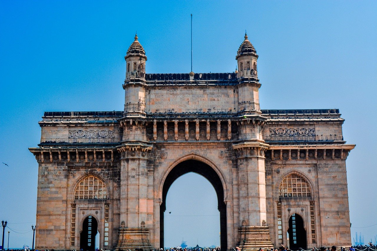 Gateway of India, ett historiskt bågmonument i Mumbai, som symboliserar kolonial arkitektur och turistattraktion.