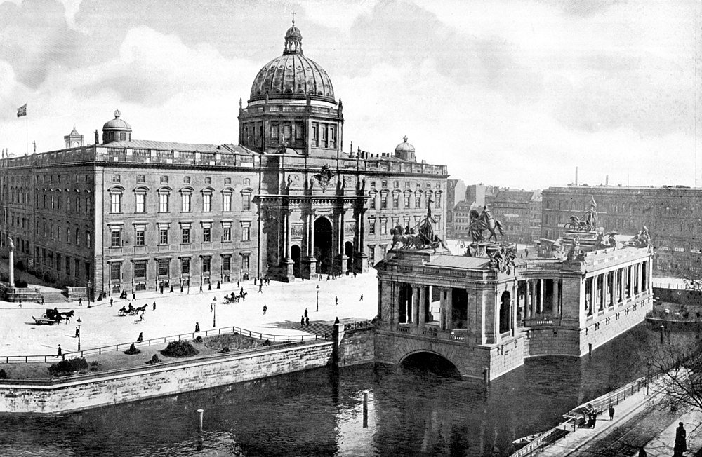 Historisk Berlin Bode Museum och floden Spree Historisk svartvit foto av Berlins Bode Museum och floden Spree med skulpturer och klassisk arkitektur