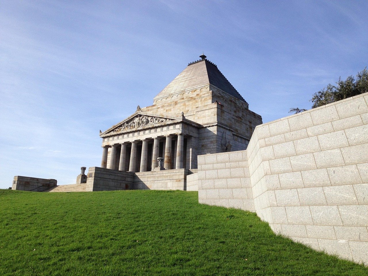 Shrine of Remembrance krigsminnesmärke med klassisk arkitektur och grön gräsmatta under klarblå himmel