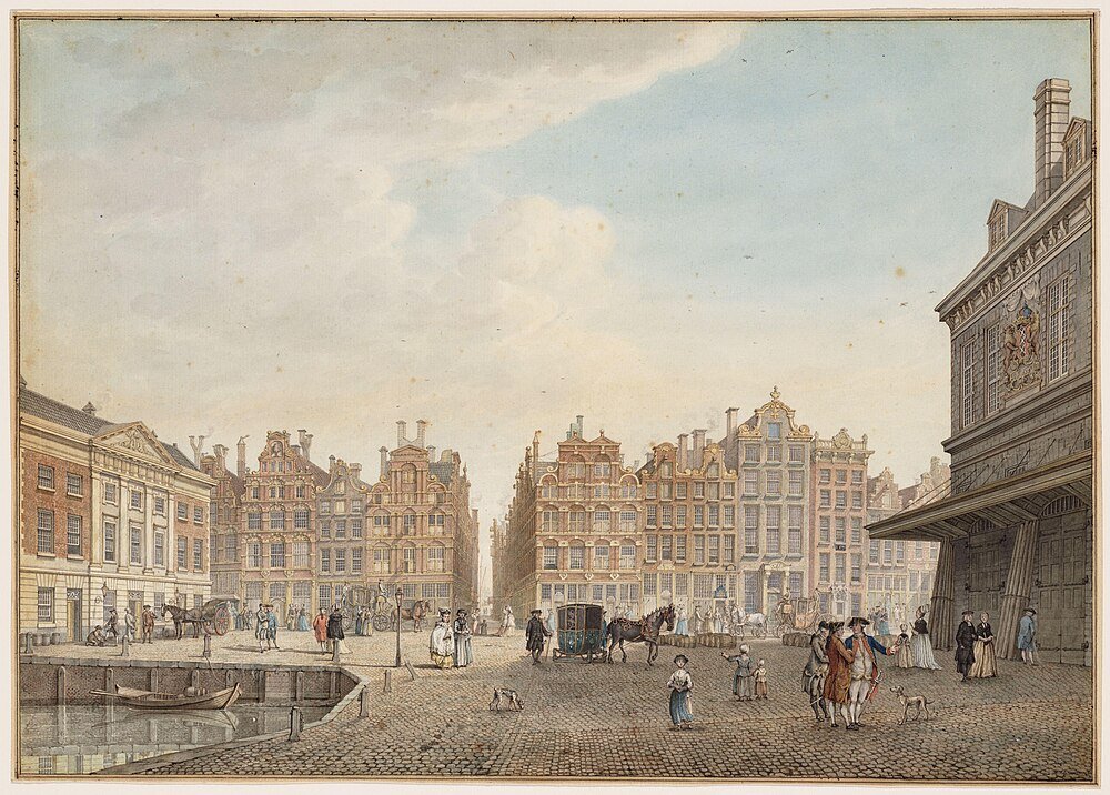1700-tals europeiskt torg med vagnar Historiskt europeiskt torg med kullerstensgator, hästdragna vagnar och klassisk 1700-talsarkitektur under en molnig himmel.