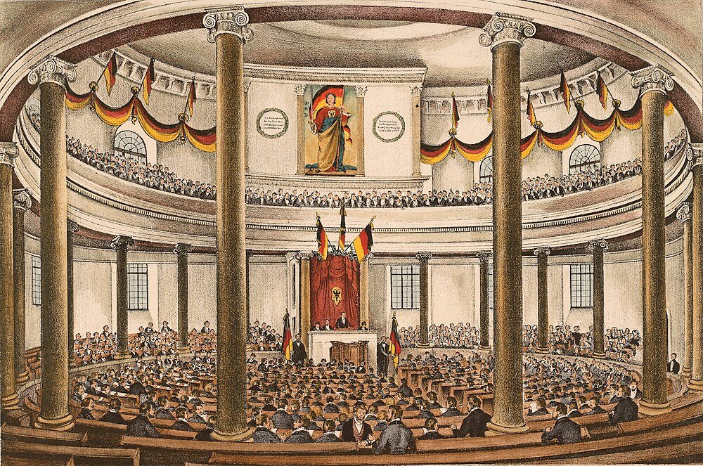 Historisk tysk församling i storslagen sal Historisk illustration av en stor församling i en storslagen sal med tyska flaggor och klassiska kolonner, som skildrar en politisk sammankomst.