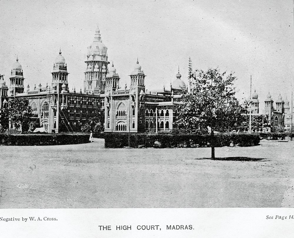 Högsta domstolen i Madras historisk byggnad Historisk svartvit bild av högsta domstolsbyggnaden i Madras som visar kolonial arkitektur och kupoltorn.