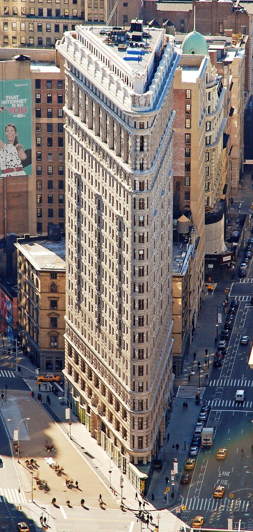 Flatiron Building New York City Landmärke Ikoniska Flatiron Building i New York City med triangulär form och omgivande urbana gator och trafik