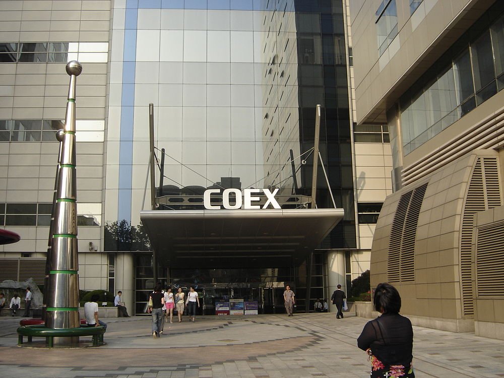 COEX-byggnadens ingång i Seoul Ingången till COEX-byggnaden med människor som går och modern arkitektur i Seoul, Sydkorea