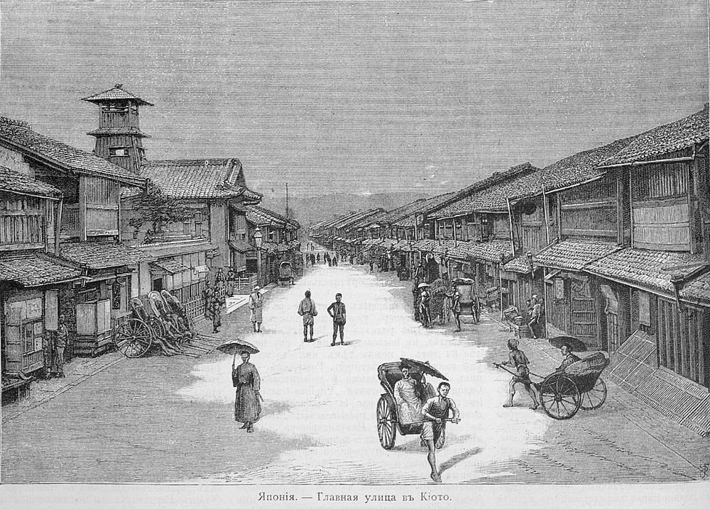 Huvudgata i Kyoto, Japan med rickshaws Historisk huvudgata i Kyoto, Japan med traditionella träbyggnader och människor som använder rickshaws och paraplyer
