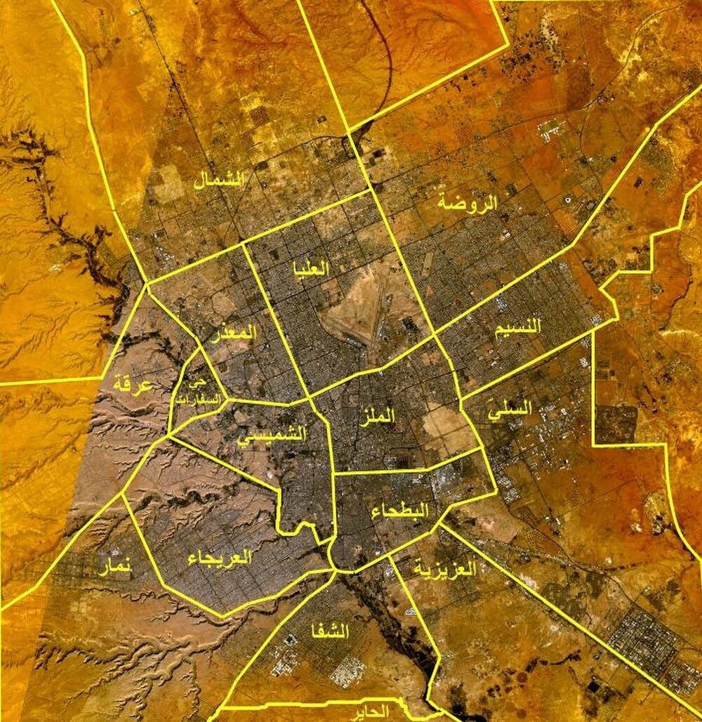 Satellitkarta över stad med arabiska distriktsnamn Satellitkarta som visar detaljerade distrikt och gränser för en stad med arabiska etiketter och gula gränser