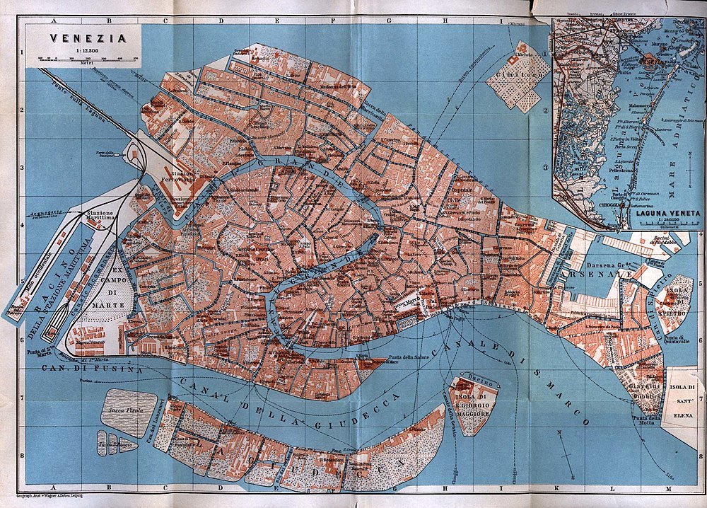 Vintagekarta över Venedig Italien med kanaler och öar Detaljerad vintagekarta över Venedig Italien som visar kanaler, öar, gator och landmärken med infälld bild av den venetianska lagunen