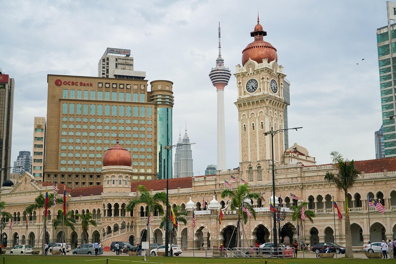 Sultan Abdul Samad-byggnaden med klocktorn och Kuala Lumpur-tornet i bakgrunden, Kuala Lumpurs stadssilhuett