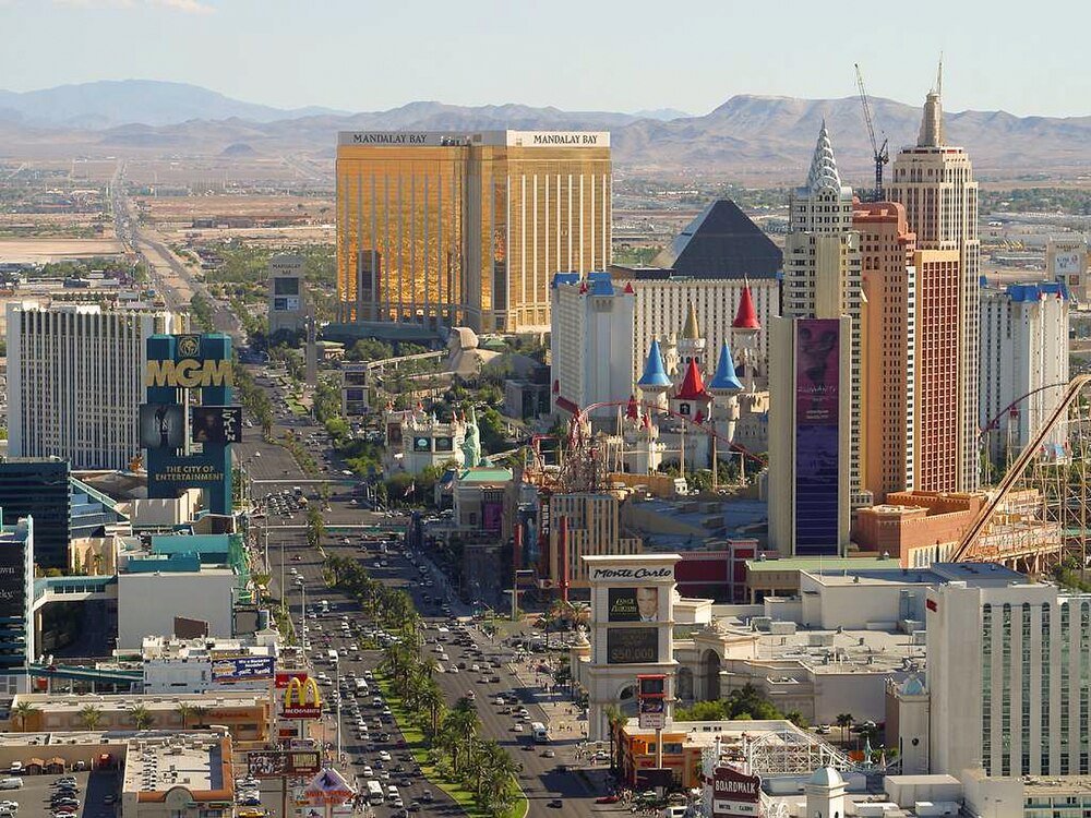Las Vegas Strip kasinon och hotell flygvy Flygvy över Las Vegas Strip med kända kasinon som MGM, Mandalay Bay och New York-New York med ökenberg i bakgrunden