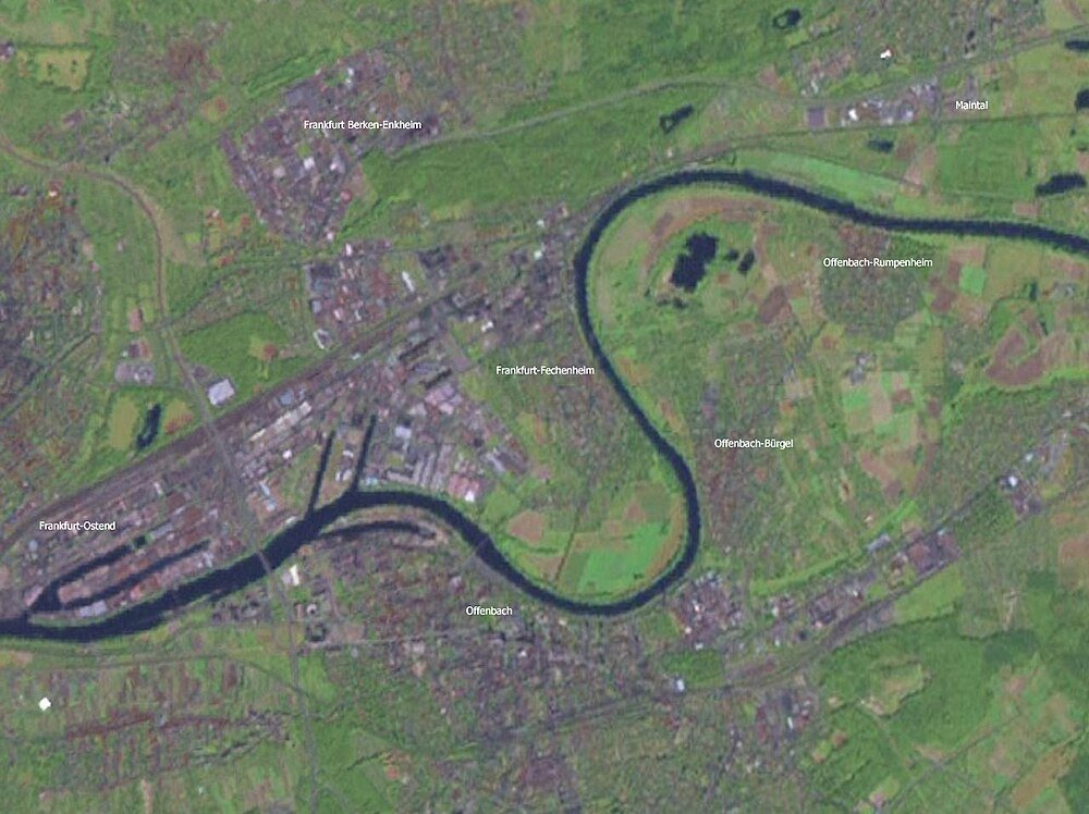 Flygkarta över Frankfurt och Offenbachs stadsdelar Flygfoto över Frankfurt och Offenbach-områden som visar flodkrökar och märkta stadsdelar inklusive Frankfurt-Ostend och Offenbach-Rumpenheim