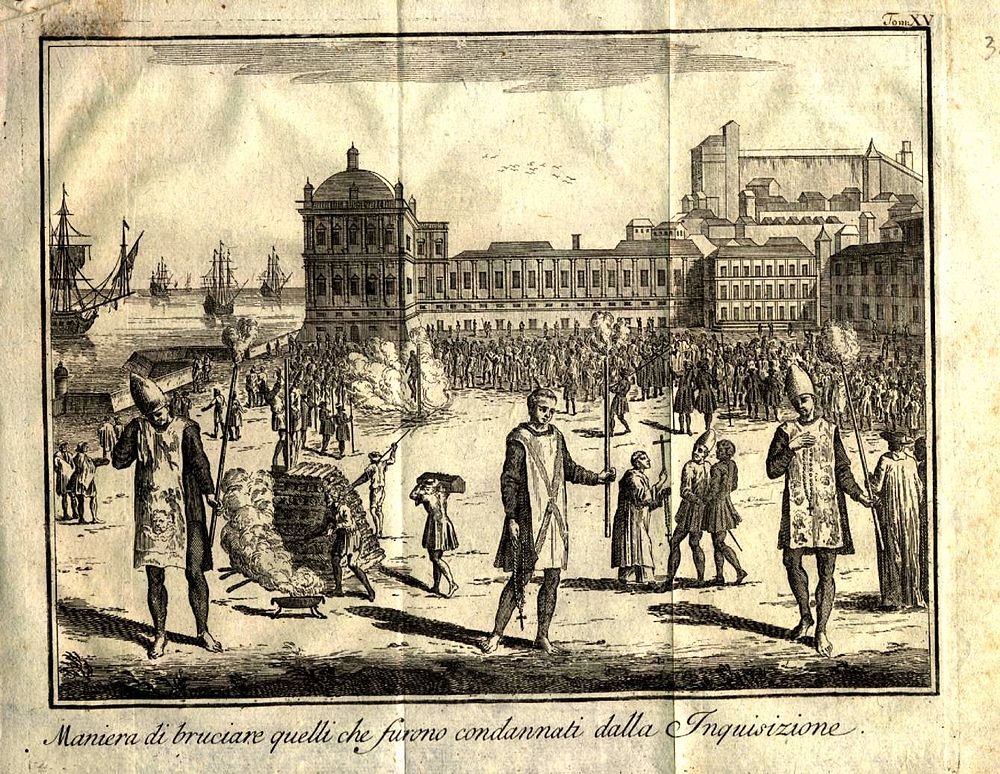 Gravyr av inkvisitionens bränning av dömda individer Historisk gravyr som skildrar bränningen av de dömda av inkvisitionen på ett torg med åskådare och fartyg i närheten