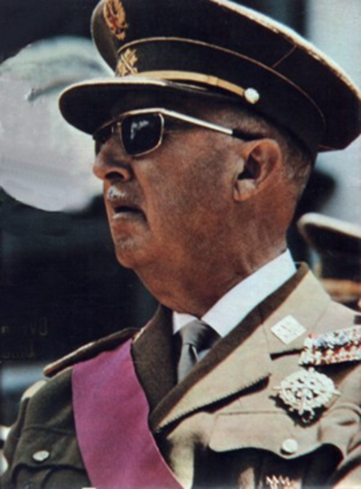 Francisco Franco i militäruniform med medaljer Francisco Franco i militäruniform med solglasögon och medaljer, historisk spansk diktator och generalporträtt