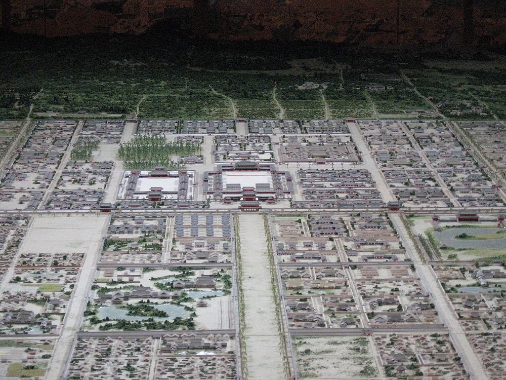 Skalenlig modell av gammal stadsplan Detaljerad skalenlig modell av en gammal stadsplan med traditionella byggnader, gator och grönska, som visar historisk arkitektur.