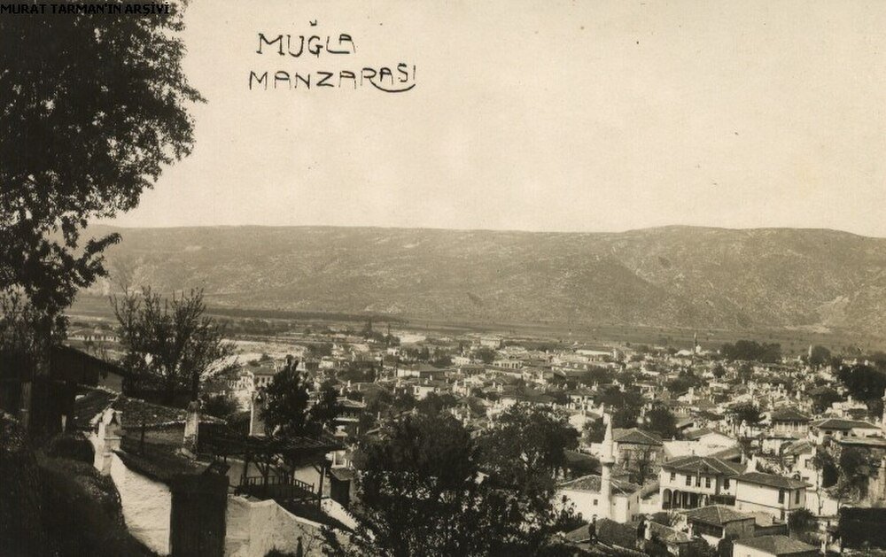 Vintage panoramavy av Muğla stadsbild med traditionella hus och omgivande kullar i Turkiet