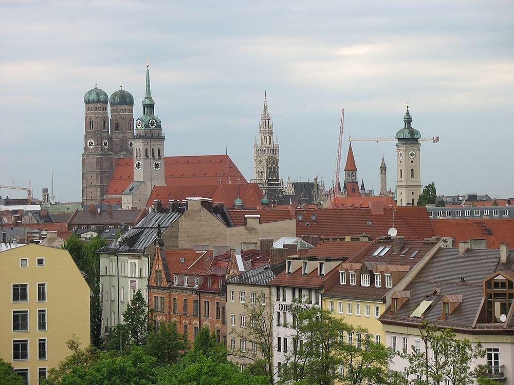 Münchens stadssilhuett med historiska kyrkor och tak Panoramavy över Münchens stadssilhuett med historiska kyrkor och traditionell bayersk arkitektur under en molnig himmel