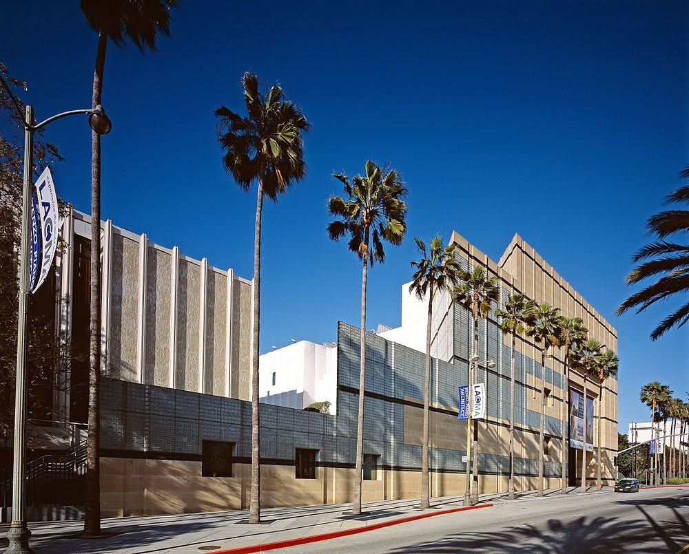 Los Angeles Modern Art Museum Exterior Modern konstmuseibyggnad med palmer och klarblå himmel på en solig dag i Los Angeles