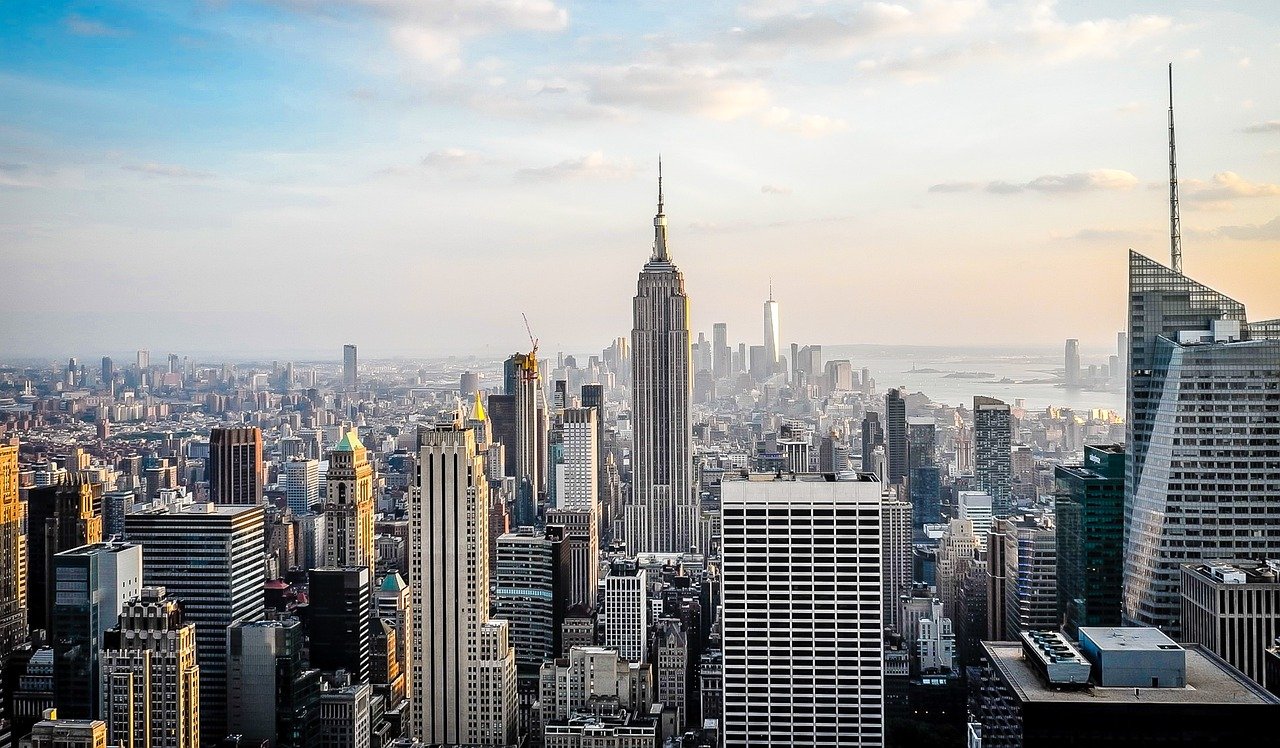 Panoramavy över New York Citys skyline med Empire State Building och moderna skyskrapor vid solnedgången