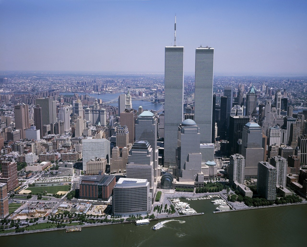 Flygfoto av New York City skyline med Twin Towers i World Trade Center och omgivande byggnader