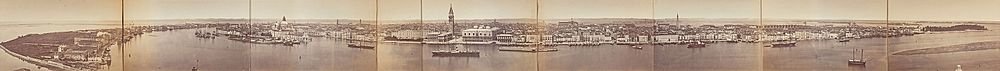 Vintage panoramafotografi av vattenfrontstadssilhuett Panoramisk sepia-tonad vintagefotografi av en historisk vattenfrontstadssilhuett med båtar och framträdande byggnader.