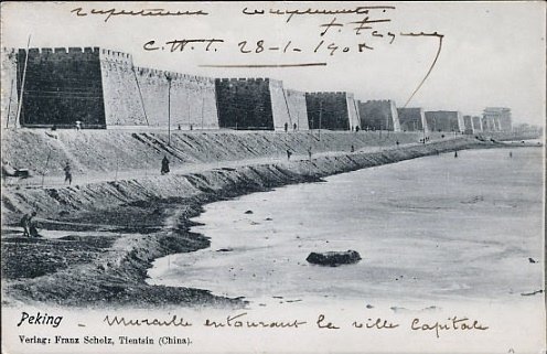 Historiskt foto av Peking stadsmur vid vattnet Historiskt svartvitt foto av Peking stadsmur längs vattnet med handskrivna anteckningar, tidigt 1900-talets Kina