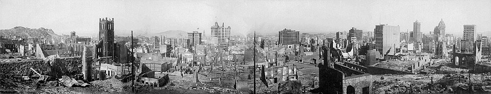 Panoramavy av stadsruiner efter katastrof Panoramisk svartvit foto av en stad som förstörts av en storskalig brand eller bombning, som visar ruiner och skadade byggnader.