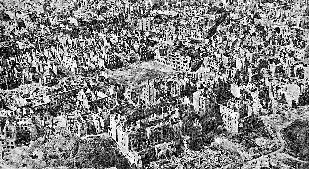 Flygfoto av andra världskrigets bombade stadsruiner Flygfoto av omfattande urban förstörelse som visar bombade byggnader och ruiner efter andra världskriget i en europeisk stad
