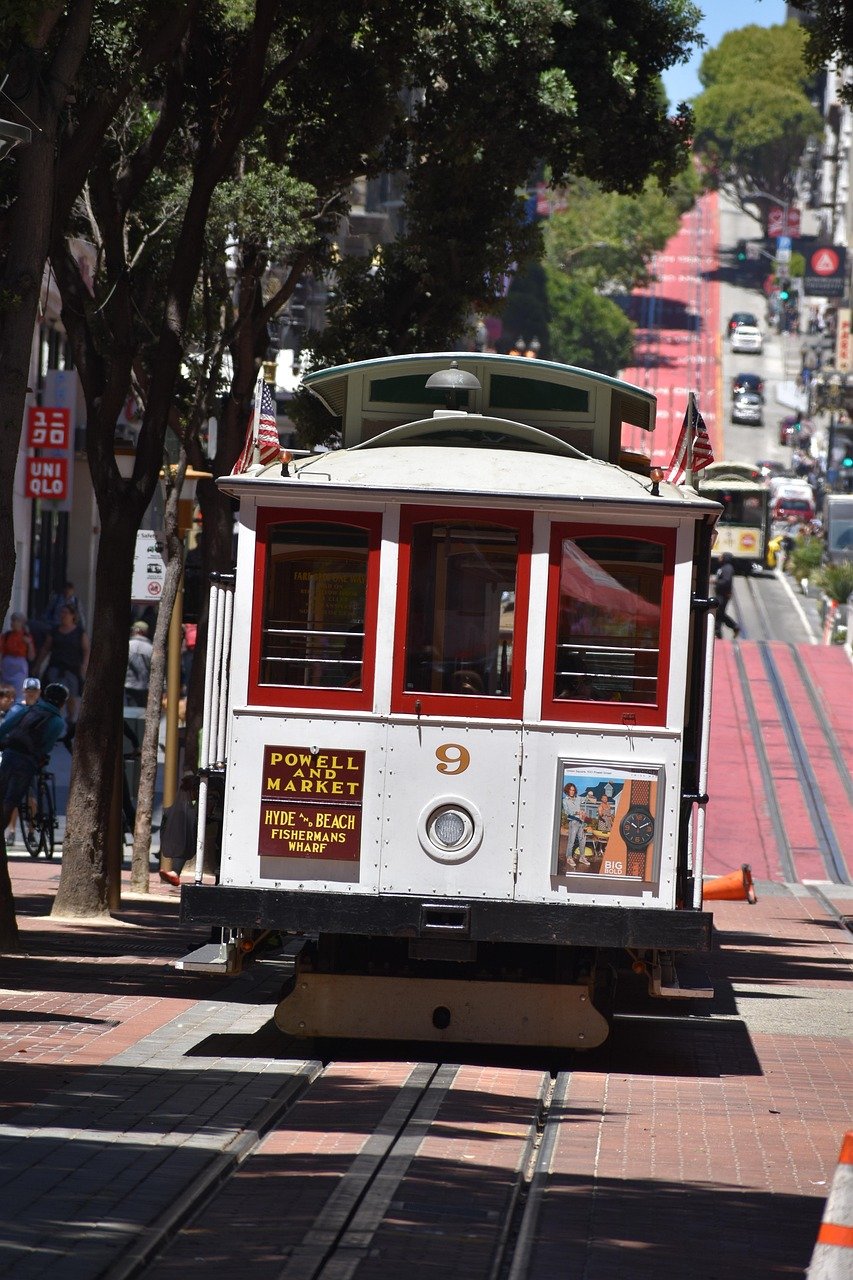 San Francisco spårvagn nummer 9 på Powell och Market linje med träd och stadsgata i bakgrunden
