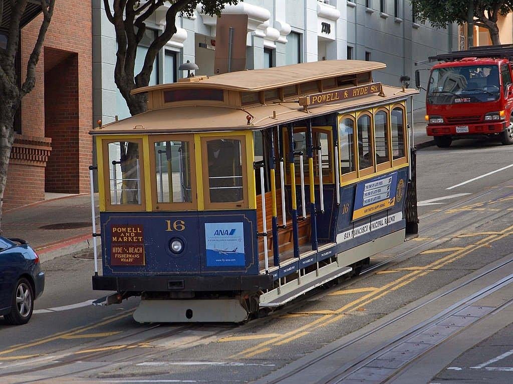 San Francisco spårvagn nummer 16 på Powell och Hyde street linje nära centrum med omgivande fordon