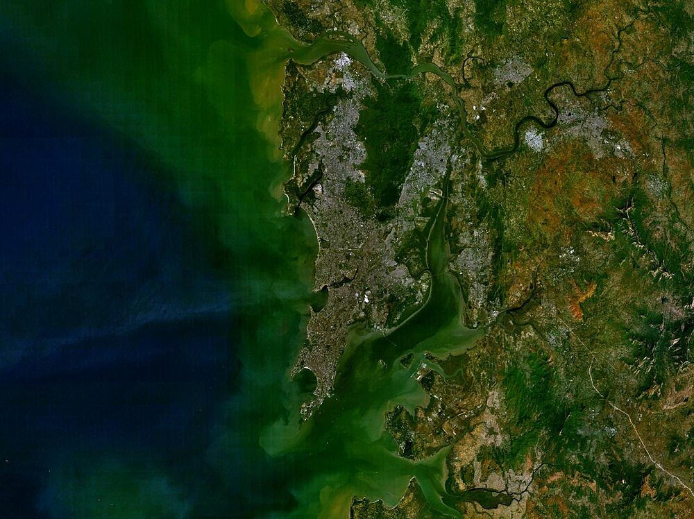 Satellitbild av Mumbai stad och kust Satellitvy av Mumbai stad och omgivande kustområden som visar urbana och naturliga landskap