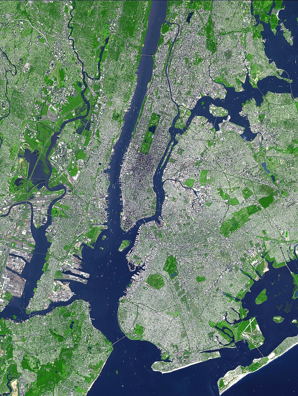 Satellitvy över New York City och omgivande stadsdelar Flygfoto av New York City som visar Manhattan, Brooklyn, Queens och omgivande vattenvägar med gröna parker